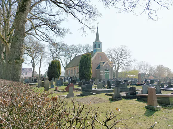 Nuis, Hervormde kerk en begraafplaats