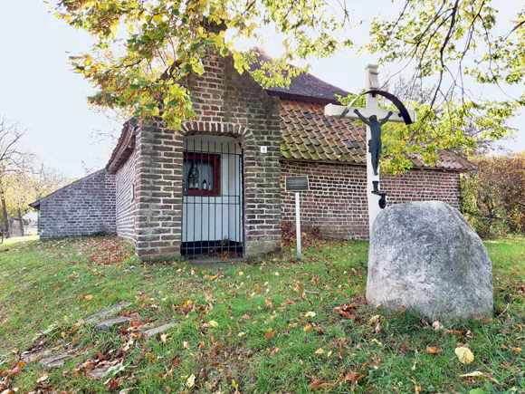 Hoogwaterhuis met Sint Annakapel