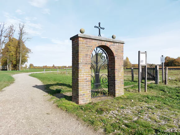 gerestaureerd kloosterpoortje