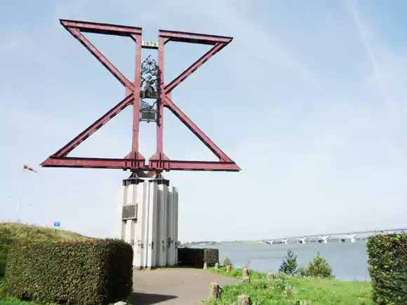 monument Moerdijkbrug